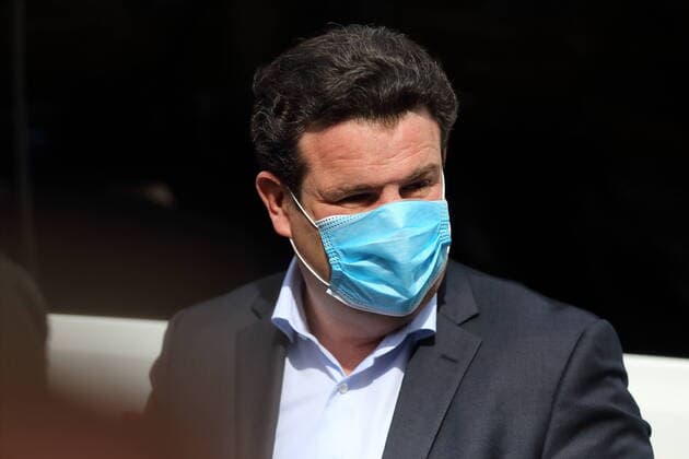 Bundessozialminister Hubertus Heil (SPD) mit Mundschutz beim Besuch der Küche Bisamkiez, die sozial benachteiligten Kindern und Jugendlichen während der Corona-Kontaktbeschränkungen Mittagessen zubereitet, das vom DRK-Fahrdienst verteilt wird, Potsdam, 17. April 2020. BM Heil und OB Schubert besuchen Küche Bisamkiez in Potsdam