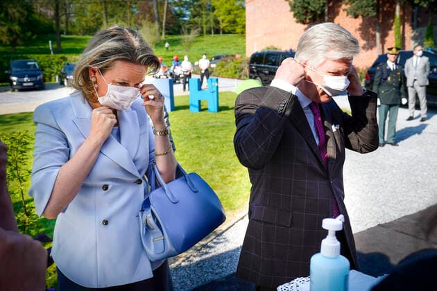 Liege , 17 04 2020 King Philippe and Queen Mathilde visit the Centre Hospitalier Regional - CHR . Pix : Queen Mathilde and King Philippe put a mouth mask Credit : Daina Le Lardic Isopix Reporters Ranieri 