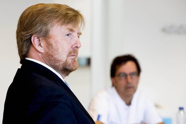 News Bilder des Tages 17-04-2020 Rotterdam King Willem-Alexander with Diederik Gommers, anesthesioloog-intensivist in het Erasmus MC visit, in the context of the coronavirus outbreak (COVID-19, the Erasmus MC hospital in Rotterdam.  Copyright: xPPEx