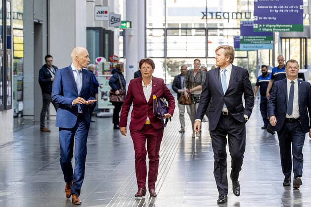 17-04-2020 Rotterdam King Willem-Alexander with Ernst Kuipers, bestuursvoorzitter van het Erasmus MC visit, in the context of the coronavirus outbreak (COVID-19, the Erasmus MC hospital in Rotterdam.  Copyright: xPPEx