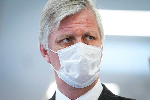 Liege , 17 04 2020 King Philippe and Queen Mathilde visit the Centre Hospitalier Regional - CHR . Pix : King Philippe with a mouth mask discuss with the hospital staff in the labo Credit : Daina Le Lardic Isopix Reporters Ranieri 