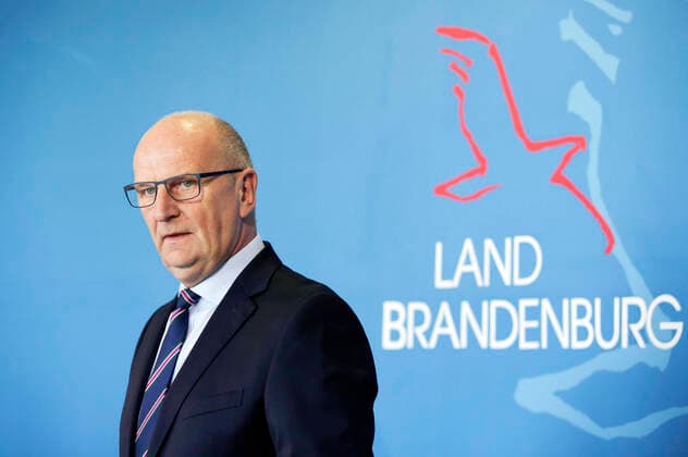 News Bilder des Tages Dietmar Woidke bei der Pressekonferenz zur neuen Eindämmungsverordnung für das Land Brandenburg in der Staatskanzlei. Potsdam, 17.04.2020