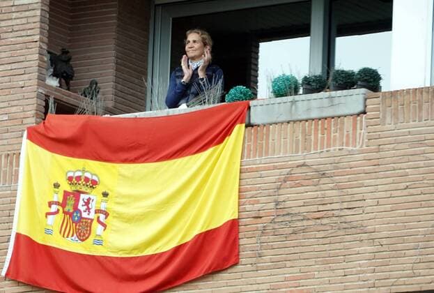 Bilder des Jahres 2020, Entertainment 04 April Entertainment Themen der Woche KW16 News Bilder des Tages Infanta Elena on balcony applauding the sanitarios in Madrid 17 April, 2020. homenaje sanitarios balcones Cordon Press *** Infanta Elena on balcony applauding the toilets in Madrid 17 April, 2020 homage toilets balconies Cordon Press 