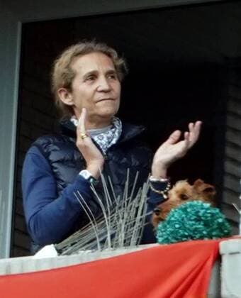 Infanta Elena on balcony applauding the toilets in Madrid 17 April, 2020 homage toilets balconies Cordon Press