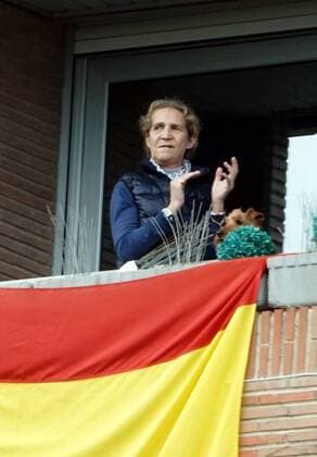 Infanta Elena on balcony applauding the toilets in Madrid 17 April, 2020 homage toilets balconies Cordon Press