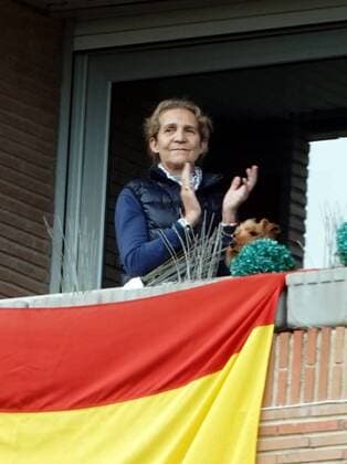 Infanta Elena on balcony applauding the toilets in Madrid 17 April, 2020 homage toilets balconies Cordon Press