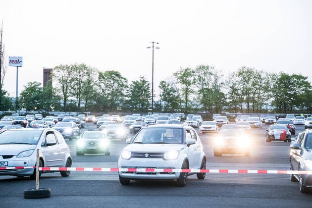 Brings - Autokino Koeln Porz; 17.04.2020 Die Fans applaudieren mit Lichthupen ;Brings geben das erste Konzert waehrend der Corona Krise im Autokino Koeln Porz Koeln Autokino Porz NRW Deutschland Copyright: xBEAUTIFULxSPORTS Wunderlx