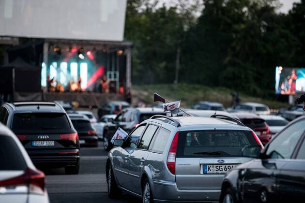 Brings - Autokino Koeln Porz; 17.04.2020 Party im Auto: Die Fans singen, tanzen und schunkeln auf ihren Sitzen ;Brings geben das erste Konzert waehrend der Corona Krise im Autokino Koeln Porz Koeln Autokino Porz NRW Deutschland Copyright: xBEAUTIFULxSPORTS Wunderlx
