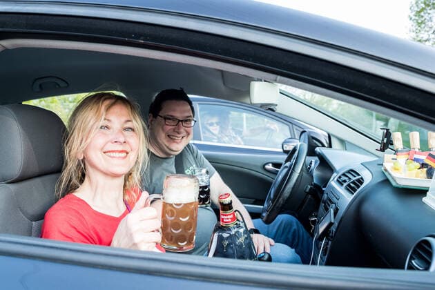 Brings - Autokino Koeln Porz; 17.04.2020 Die Vorfreude ist groß, die Accessoires sitzen. Und fuer das leibliche Wohl ist mit Koelsch und Leckereien gesorgt ;Brings geben das erste Konzert waehrend der Corona Krise im Autokino Koeln Porz Koeln Autokino Porz NRW Deutschland Copyright: xBEAUTIFULxSPORTS Wunderlx