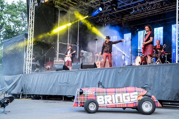Bilder des Jahres 2020, Entertainment 04 April Entertainment Themen der Woche KW16 News Bilder des Tages Brings - Autokino Koeln Porz; 17.04.2020 Brings rocken die Buehne des Autokinos, davor passende Deko ;Brings geben das erste Konzert waehrend der Corona Krise im Autokino Koeln Porz Koeln Autokino Porz NRW Deutschland *** Brings drive-in cinema Cologne Porz 17 04 2020 Brings rock the stage of the drive-in cinema, in front of it suitable decoration Brings give the first concert during the corona crisis in the drive-in cinema Cologne Porz Cologne Drive-in cinema Porz NRW Germany Copyright: xBEAUTIFULxSPORTS Wunderlx