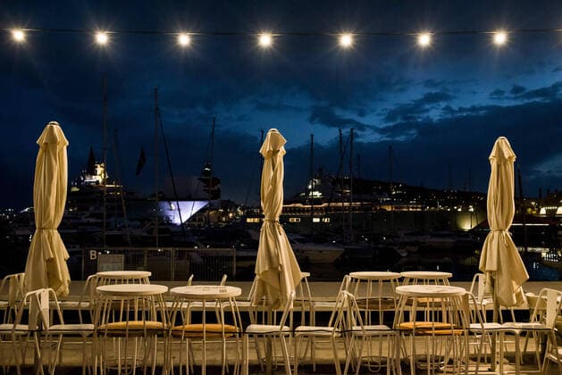 April 17, 2020, Barcelona, Catalonia, Spain: The terrace of a restaurant appears closed and empty in a nightlife area in Barcelona. Spanish Health Ministry calculates a new rise in daily coronavirus fatalities, with 585 registered deaths. Barcelona Spain - ZUMAb137 20200417_zap_b137_001 Copyright: xJordixBoixareux