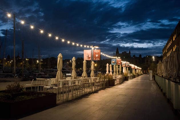 April 17, 2020, Barcelona, Catalonia, Spain: The terrace of a restaurant appears closed and empty in a nightlife area in Barcelona. Spanish Health Ministry calculates a new rise in daily coronavirus fatalities, with 585 registered deaths. Barcelona Spain - ZUMAb137 20200417_zap_b137_003 Copyright: xJordixBoixareux