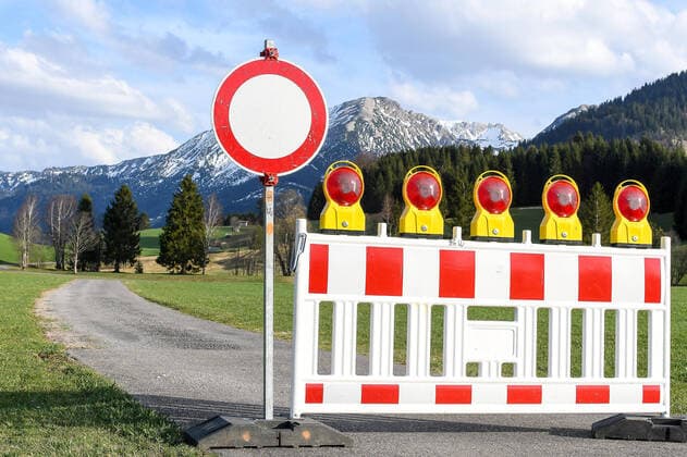 GER, Coronavirus, Geschlossener Grenzübergang Unterjoch zwischen Deutschland und Österreich 17.04.2020, Grenze nach Österreich, Unterjoch (Bad Hindelang), GER, Coronavirus, Geschlossener Grenzübergang Unterjoch zwischen Deutschland und Österreich, seit dem 20.03.2020 ist der Grenzübertritt an der Landesgrenze zu Österreich nur noch an bestimmten Grenzübergangsstellen möglich im Bild Straßensperre an der grünen Grenze zwischen Unterjoch (Deutschland) und Schattwald (Österreich) an einem beliebten Rad- und Wanderweg ins Tannheimer Tal