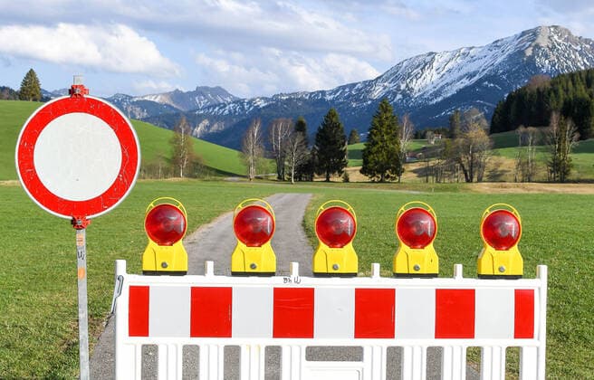 GER, Coronavirus, Geschlossener Grenzübergang Unterjoch zwischen Deutschland und Österreich 17.04.2020, Grenze nach Österreich, Unterjoch (Bad Hindelang), GER, Coronavirus, Geschlossener Grenzübergang Unterjoch zwischen Deutschland und Österreich, seit dem 20.03.2020 ist der Grenzübertritt an der Landesgrenze zu Österreich nur noch an bestimmten Grenzübergangsstellen möglich im Bild Straßensperre an der grünen Grenze zwischen Unterjoch (Deutschland) und Schattwald (Österreich) an einem beliebten Rad- und Wanderweg ins Tannheimer Tal