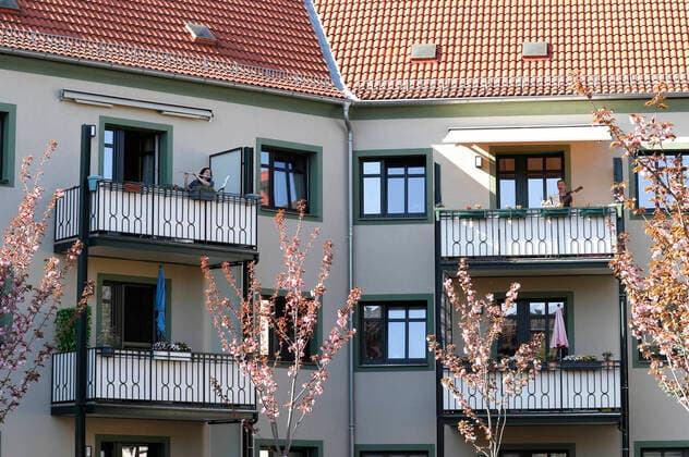 Jeden Abend geben Maria Petrowa (Querflöte, Chorsängerin an der Oper Halle) und Ulrich Duelli (Gitarre, Physiotherapeut) auf ihren Balkons in einem Wohnhaus am Landrain ein ca. 15minüges Konzert für die Hausbewohner und Nachbarn und vor allem für die dort lebenden Senioren, die sich während der Coronakrise in Selbstquarantäne befinden. Halle (Saale), 17.04.2020