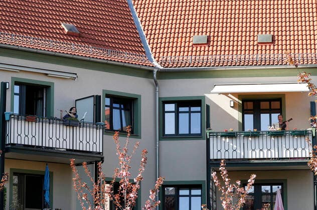 Jeden Abend geben Maria Petrowa (Querflöte, Chorsängerin an der Oper Halle) und Ulrich Duelli (Gitarre, Physiotherapeut) auf ihren Balkons in einem Wohnhaus am Landrain ein ca. 15minüges Konzert für die Hausbewohner und Nachbarn und vor allem für die dort lebenden Senioren, die sich während der Coronakrise in Selbstquarantäne befinden. Halle (Saale), 17.04.2020