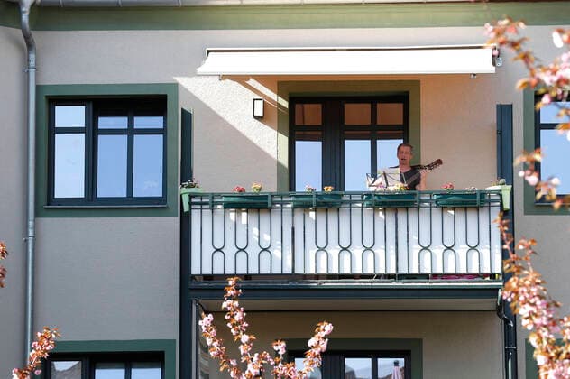 Jeden Abend geben Maria Petrowa (Querflöte, Chorsängerin an der Oper Halle) und Ulrich Duelli (Gitarre, Physiotherapeut) auf ihren Balkons in einem Wohnhaus am Landrain ein ca. 15minüges Konzert für die Hausbewohner und Nachbarn und vor allem für die dort lebenden Senioren, die sich während der Coronakrise in Selbstquarantäne befinden. Halle (Saale), 17.04.2020