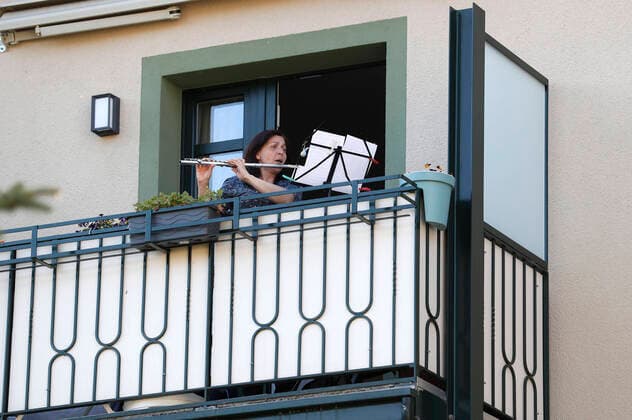 Jeden Abend geben Maria Petrowa (Querflöte, Chorsängerin an der Oper Halle) und Ulrich Duelli (Gitarre, Physiotherapeut) auf ihren Balkons in einem Wohnhaus am Landrain ein ca. 15minüges Konzert für die Hausbewohner und Nachbarn und vor allem für die dort lebenden Senioren, die sich während der Coronakrise in Selbstquarantäne befinden. Halle (Saale), 17.04.2020