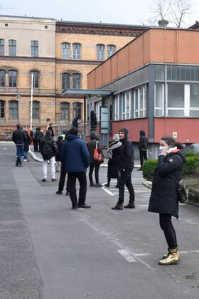 In der Diesterwegstraße hat das Vivantes-Krankenhaus eine Corona-Beratungsstelle eingerichtet. Doch die meisten Bürger werden nur beraten statt zu testen. Dafür stehen die Bürger zeitweise über drei Stunden an und das unter anderem in einem großen Raum, wo die Wartenden viel zu nahe sitzen.