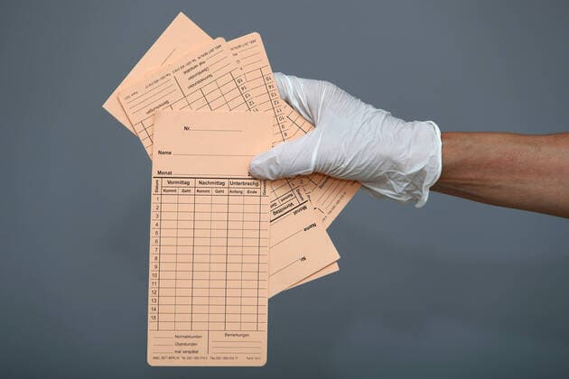 Stempelkarten GER, 20200418, Symbolbild Ungenutzte Stempelkarten, mit Einweghandschuhen *** Stamp cards GER, 20200418, symbol image Unused stamp cards, with disposable gloves