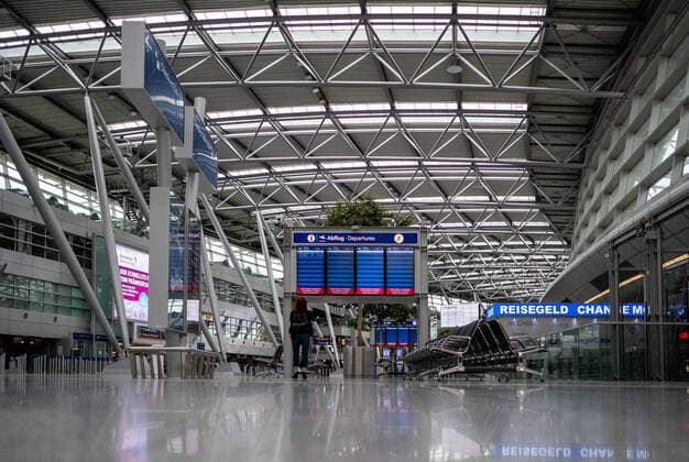 Düsseldorf Flughafen Düsseldorf, 18.04.2020 Nur eine Frau in der menschenleeren Abflughalle Düsseldorf Flughafen
