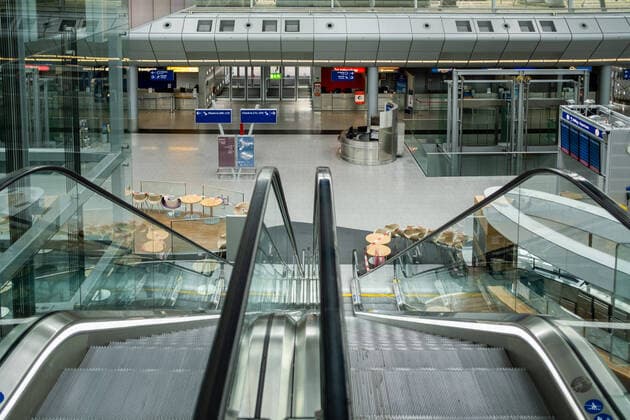 Düsseldorf Flughafen Düsseldorf, 18.04.2020 Menschenleere Abflughalle - Rolltreppe Düsseldorf Flughafen