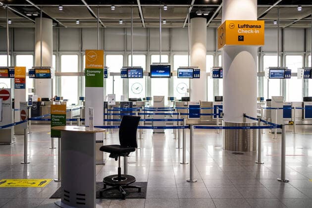 Düsseldorf Flughafen Düsseldorf, 18.04.2020 Menschenleere Abflughalle - Lufthansa Check in Schalter Düsseldorf Flughafen