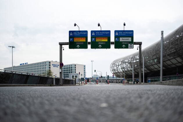 Düsseldorf Flughafen Düsseldorf, 18.04.2020 Menschenleere Abflugbereich - Straßen sind wie leer gefegt Düsseldorf Flughafen