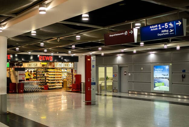 Düsseldorf Flughafen Düsseldorf, 18.04.2020 Menschenleere Abflughalle - REWE Supermarkt Düsseldorf Flughafen