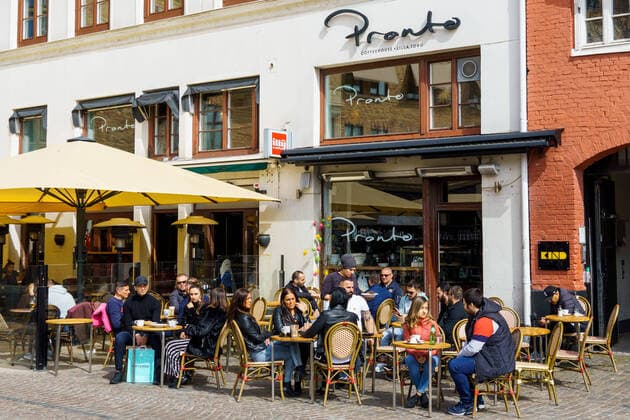 200418 People sitting in the sun at an outdoor restaurant at the Lilla Torg square, as the coronavirus, COVID-19, outbreak continues on 18 april 2020 i Malmö, Sweden. Copyright: LUDVIGxTHUNMAN 47199252st