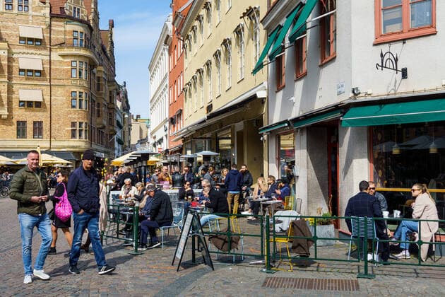 200418 People sitting in the sun at an outdoor restaurant at the Lilla Torg square, as the coronavirus, COVID-19, outbreak continues on 18 april 2020 i Malmö, Sweden. Copyright: LUDVIGxTHUNMAN 47199256st