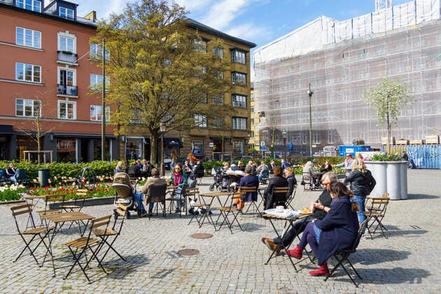 200418 People eating at an outdoor seating area for a restaurant at a square in the city center, as the coronavirus, COVID-19, outbreak continues on 18 april 2020 i Malmö, Sweden. Copyright: LUDVIGxTHUNMAN 47199271st