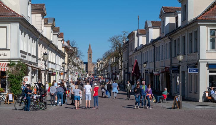 Potsdam Landeshauptstadt Land Brandenburg 18.04.2020 ALLES WIE IMMER .....? BRANDENBURGER STRASSE CITY Potsdam Einkaufsmeile Samstag 16 Uhr Als PRÄVENTIVMASSNAHME zur Eindämmung von INFEKTIONEN durch das CORONAVIRUS ( COVID -19 ) ...für alle Personen - soweit möglich - ein Mindestabstand von 1,5 Meter