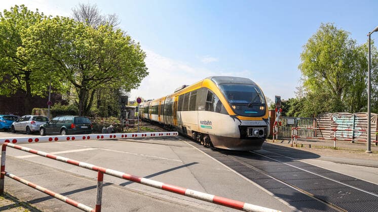 DEU, Deutschland, Nordrhein-Westfalen, Münster, 18.04.2020: Eisenbahnstrecke Münster - Warendorf (Warendorfer Bahn), Regionalbahnzug der Eurobahn am Bahnübergang Dieckstraße (RB67 Rahden)