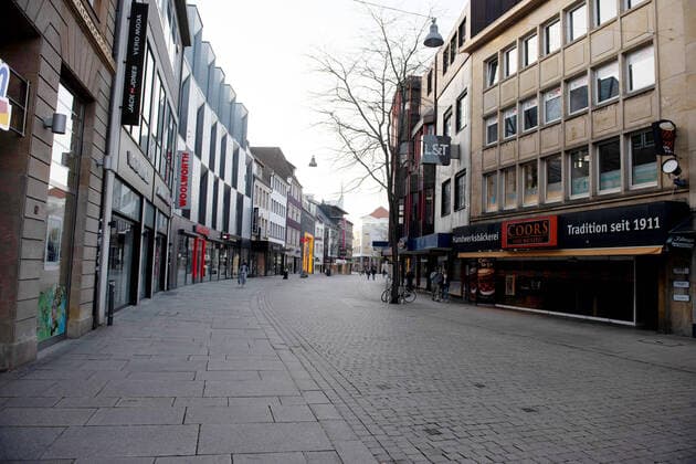 Wirtschaft - Symbolfoto am 16.04.2020 in Osnabrück Leere Fußgängerzone Fussgaengerzone in Osnabrück. --- Aufnahme aus dem oeffentlichen Raum !!! --- Foto: osnapix Wirtschaft - Symbolfotos