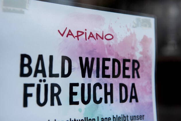 Wirtschaft - Symbolfoto am 16.04.2020 in Osnabrück Zur Eindämmung des Coronavirus wurden Geschäftsschließungen, Einschränkungen und Kontaktsperren angeordnet und werden Ausgangssperren diskutiert, das Foto zeigt an einem Laden, Geschäft, Ladengeschäft, Einzelhandel das Logo, Firmenlogo, Schild, Leuchtreklame von VAPIANO Foto: osnapix --- Aufnahme aus dem oeffentlichen Raum !!! --- Wirtschaft - Symbolfotos *** Economy Symbolfoto on 16 04 2020 in Osnabrück In order to contain the coronavirus, business closures, restrictions and contact restrictions have been ordered and curfews are being discussed, the photo shows the logo, company logo, sign, neon sign of VAPIANO Photo osnapix Picture from public space Economy Symbolfotos MT