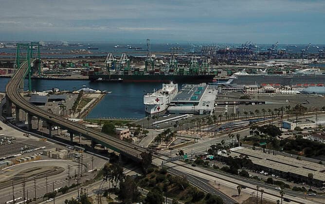 April 18, 2020, Los Angeles, California, U.S: An aerial view of the USNS Mercy Hospital Ship docks at the cruise ship terminal at the Port of Los Angeles on Saturday, April 18, 2020. Los Angeles U.S. - ZUMAc68_ 20200418_zaf_c68_019 Copyright: xRingoxChiux