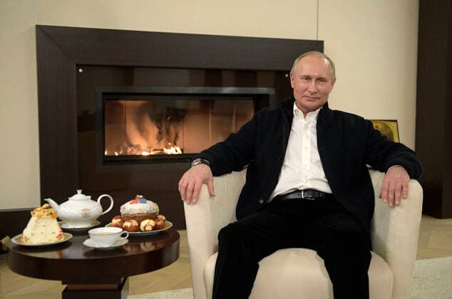 News Themen der Woche KW16 News Bilder des Tages MOSCOW REGION, RUSSIA - APRIL 19, 2020: Russia s President Vladimir Putin congratulates believers on Orthodox Easter at the Novo-Ogaryovo residence. For the first time since 2000, the President has not attended an Easter liturgy amid the ongoing COVID-19 coronavirus pandemic. Alexei Druzhinin Russian Presidential Press and Information Office TASS  TS0D6565