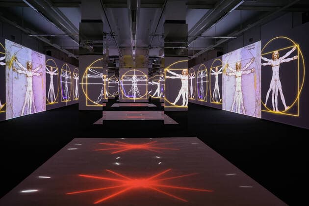 Bilder des Jahres 2020, Entertainment 04 April Entertainment Themen der Woche KW16 HANNOVER. Allein mit Mona Lisa, kein Gedränge wie im Louvre vor dem erstaunlich kleinen Bild, son- dern in einer Ruhe, die auch etwas Gespenstisches hat. Denn die Mona Lisa hängt als Nachbildung in Originalgröße derzeit auch in Hannovers Landesmuseum. Sie ist Teil der Ausstellung Leonardos Welt, und die ist wegen Corona derzeit fürs Publikum geschlossen. *** HANOVER Alone with Mona Lisa, not a crowd like in the Louvre in front of the astonishingly small picture, but in a calm that also has something spooky about it For the Mona Lisa is currently hanging as a full-size replica in Hannovers Landesmuseum It is part of the exhibition Leonardos World, and it is currently closed to the public because of Corona