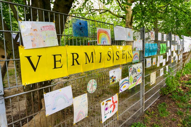 Geschlossene Städtische Kita Am Mühlenbruch in Essen, Erzieherinnen haben selbstgemalte Bilder der Kinder an einen Zaun der Kita gehängt, mit dem Slogan Wir vermissen euch, Auswirkungen der Coronakrise in Deutschland,