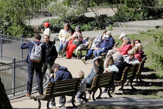 Spaziergaenger am Sonntagmittag im Volkspark Friedrichshain, waehrend der Corona-Krise, DEU, Berlin, 19.04.2020