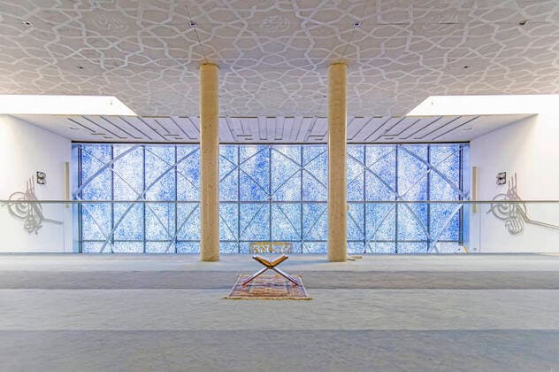In Zeiten von Corona beten Muslime in der Fastenzeit alleine, um die Ausbreitung des Virus zu vermeiden. Archivfoto aus der Moschee Islamisches Forum Penzberg. Penzberg, 19.04.2020