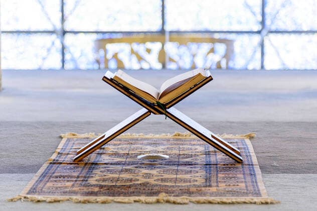 In Zeiten von Corona beten Muslime in der Fastenzeit alleine, um die Ausbreitung des Virus zu vermeiden. Archivfoto aus der Moschee Islamisches Forum Penzberg. Penzberg, 19.04.2020