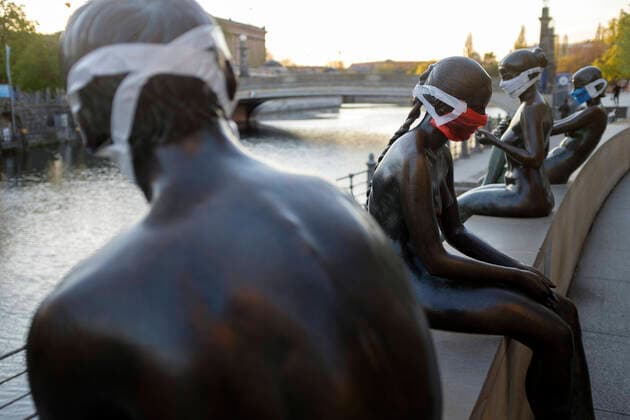 Bilder des Jahres 2020, Entertainment 04 April News Themen der Woche KW16 DEU, Berlin, 2020-04-18: Vier Aktfiguren der Skulptur DREI MÄDCHEN UND EIN KNABE von Wilfried Fitzenreiter tragen Atemschutzmasken zum Schutz vor dem Coronavirus, kurios, Coronakrise, Stadtansicht, Bildhauerei, News, KBdig Foto: AKUD Lars Reimann, es gelten die AGB des Fotografen: www.akud.com