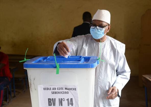 Bilder des Jahres 2020, News 04 April News Themen der Woche KW16 News Bilder des Tages (200419) -- BAMAKO, April 19, 2020 (Xinhua) -- Malian President Ibrahim Boubacar Keita casts his ballot at a polling station in Bamako, Mali on April 19, 2020. The second round of legislative elections kicked off this Sunday at 8 a.m. GMT for Malian voters to choose the remaining 125 of the 147 deputies for Mali s National Assembly. (Photo by Habib Kouyate Xinhua) MALI-BAMAKO-LEGISLATIVE ELECTIONS-SECOND ROUND 