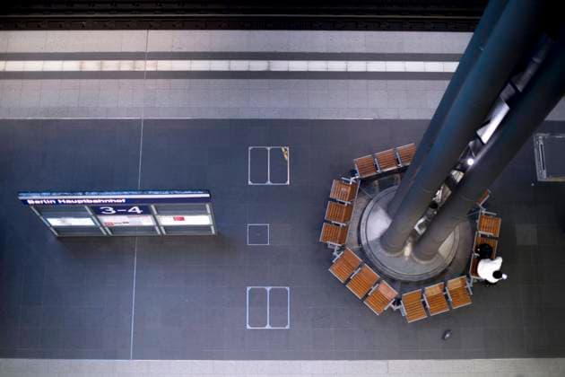News Themen der Woche KW16 News Bilder des Tages Hauptbahnhof Berlin - Corona-Zeiten DEU, Deutschland, Germany, Berlin, 19.04.2020 Passagier im sonst Hauptbahnhof Berlin der DB Deutsche Bahn zu Zeiten der Corona-Krise und einer Ausgangssperre. Lonely passanger at the otherwise empty railway station of the German railway company DB Deutsche Bahn at the main station Hauptbahnhof in times during the Corona crises and a lookout in Berlin, Germany.