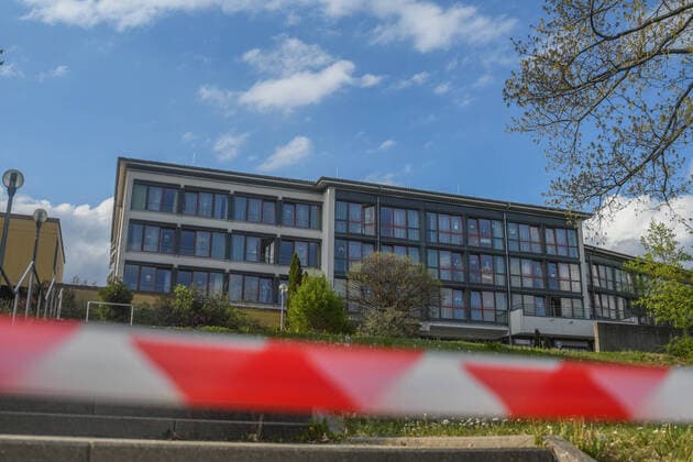 Bilder des Jahres 2020, News 04 April News Themen der Woche KW16 News Bilder des Tages Bewohner des Altenpflegeheims Marienhöhe positiv auf das Corona, An der Einfahrt zum Aalener Altenheim Marienhöhe steht am 19.04.2020 ein Schild mit dem Hinweis des Besuchsverbotsm im Heim. 19 Bewohner des Altenpflegeheims wurden positiv auf das Coronavirus getestet. 22 Mitarbeiterinnen und Mitarbeiter sind mit dem Virus infiziert. Das zuständige Landratsamt ordnete eine Isolation innerhalb der Einrichtung an. Aalen Baden-Württemberg Deutschland Aalen *** Residents of the Marienhöhe nursing home positive for corona, At the entrance to the Aalen Marienhöhe nursing home a sign is posted on 19 04 2020 indicating that visiting the home is prohibited 19 residents of the nursing home tested positive for corona virus 22 employees are infected with the virus The responsible district administration office ordered isolation within the facility Copyright: x xonw-images.de JasonxTschepljakowx