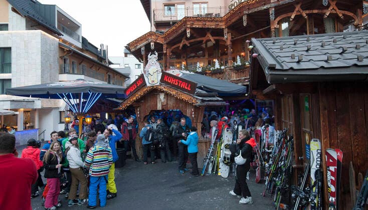 AUT, 2020-04-19: CORONA HOTSPOT ISCHGL - ARCHIVAUFNAHME SKIFAHRER UND APRES SKI IN ISCHGL IM PAZNAUNTAL TIROL;