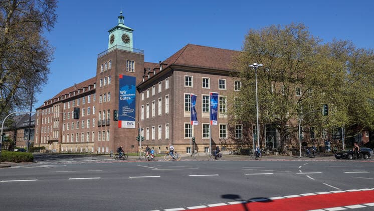 DEU, Deutschland, Nordrhein-Westfalen, Münster, 19.04.2020: Landeshaus Münster, Hauptsitz des Landschaftsverbandes Westfalen-Lippe und Tagungsort der Landschaftsversammlung Westfalen-Lippe (Westfalenparlament). Der denkmalgeschützte Bau stammt in seiner heutigen Form im Wesentlichen aus den 1950er Jahren. Die Pläne für den Wiederaufbau stammen vom Architekten Werner March (Heimatschutzarchitektur)