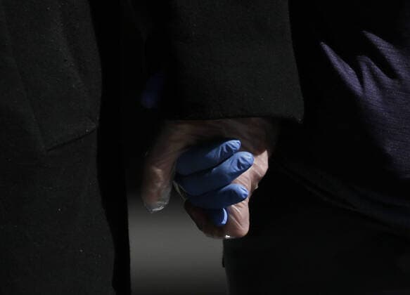 News Themen der Woche KW16 News Bilder des Tages A man and woman hold hands wearing rubber gloves as they walk in a nearly empty of pedestrian and automobile traffic Times Square on Easter Sunday of Orthodox Easter weekend in New York City on Sunday, April 19, 2020. The world s Orthodox Christians are celebrating Easter through a series of restrictions and bans including closures of churches due to the Coronavirus pandemic. More than 13,300 people with COVID-19 have died in New York State.  NYP20200419117 JOHNxANGELILLO